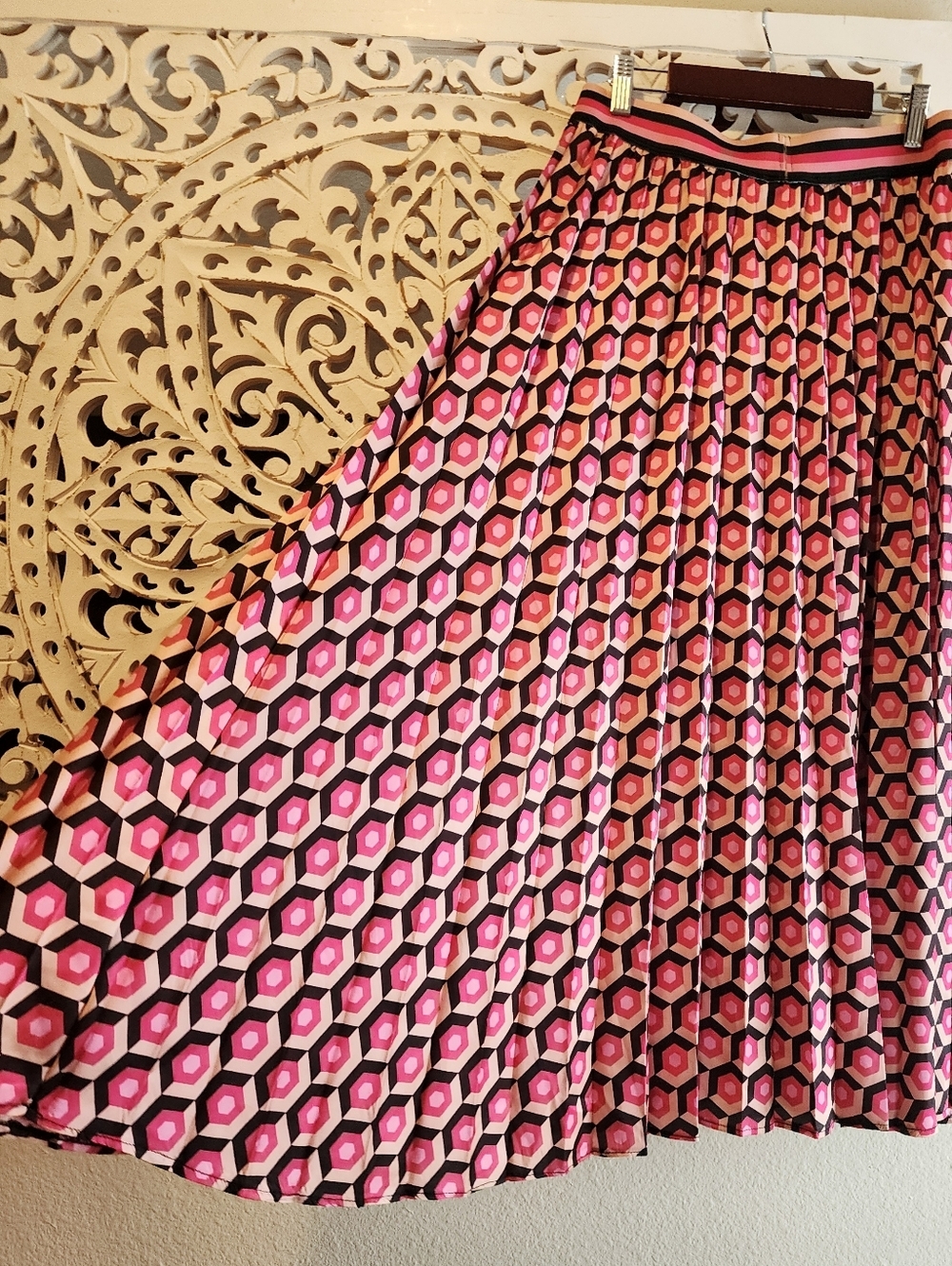 GALLERY GEOMETRIC DESIGN PLEATED MIDI SKIRT PINK WHITE SIZE SMALL IMPORTED BRAND - Picture 12 of 12